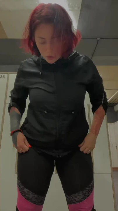 Kızıl saçlı, spor salonunda antrenmandan önce tombul