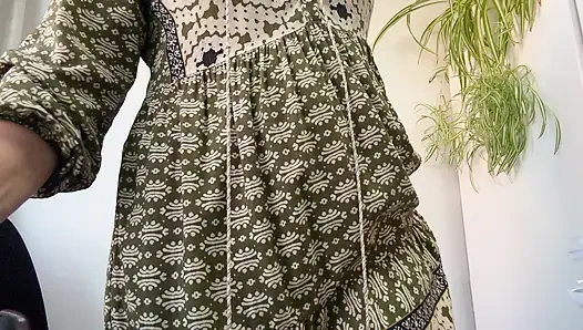 Çoraplı ve yüksek topuklu azgın olgun üvey anne mastürbasyon yapıyor ve ayağını masaya koyuyor