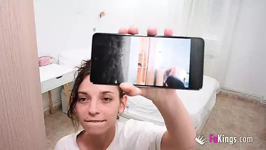 "Elena, erkek arkadaşın göt deliği!" Minyon İspanyol massy sweet arkadaşına bir ders veriyor