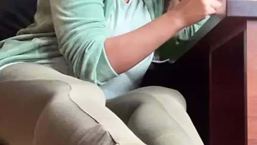 Ayaklar oturumu görmezden geliyor. naylon çoraplı ayaklarıma bak