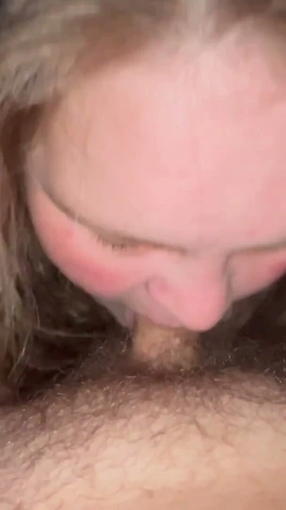 Anne sissy’sine oral yaparak onun fışkıran sularını yutuyor | Klip 1