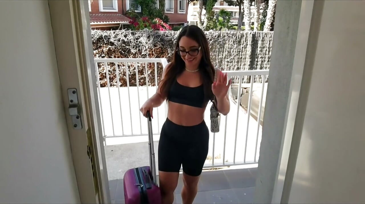 Sara Diamante evime geliyor ve ona squirting yapmamı çok seviyor