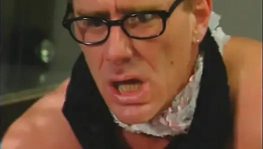 Üçlü seks - iki sarışın kız kardeş ofiste büyük bir yarağı paylaşıyor