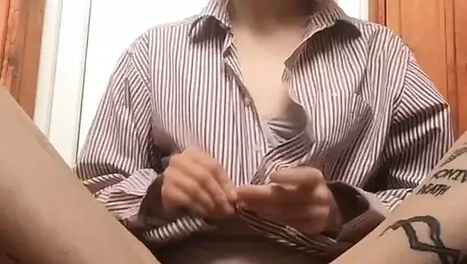 Seksi iç çamaşırı onu kedi parmaklıyor.