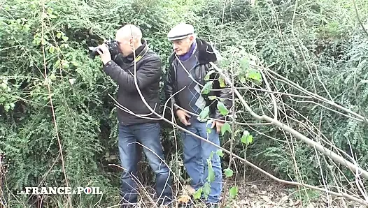 Genç tombul kızıl saçlı sürtük götünü siktiriyor ve göğüsleri açık havada yaşlı adamla ilk grup sekste kaplanıyor