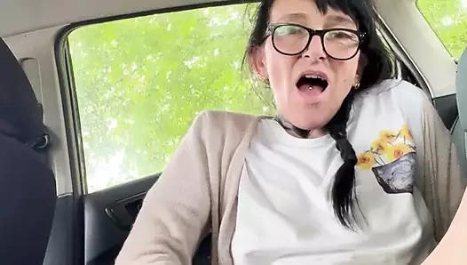 M arabanın arkasında fışkırtıyor