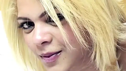 Trans orta yaşlı seksi kadın büyük göğüslerine boşalana kadar genç büyük yarakla sikiliyor