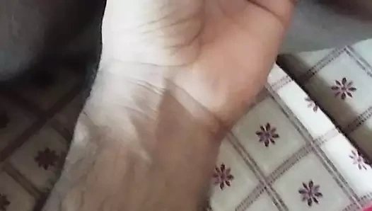 Evde tek başına amını parmaklıyor