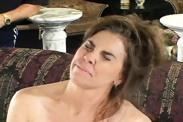 Жена любит позволить своему куколд-наблюдать за ее изменой в любительском видео