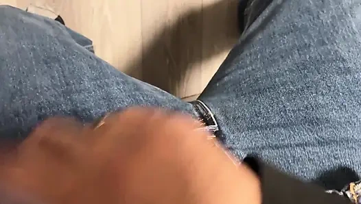 Sarsılmış ve okşuyor