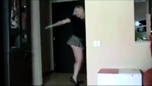 İngiliz sürtük işeme ve kamera için osuruk