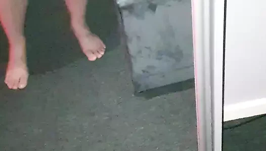 Üvey oğul üvey annesinin yatağına çıplak gidiyor ve okul başlamadan önce ondan mastürbasyon istiyor