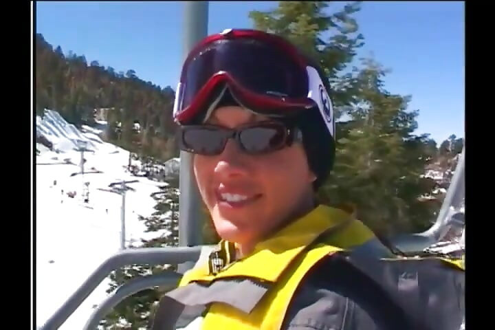 Taylor Rain snowboard tatilinde kabinde iki yarakla birden sikiliyor. burke, matt bixe