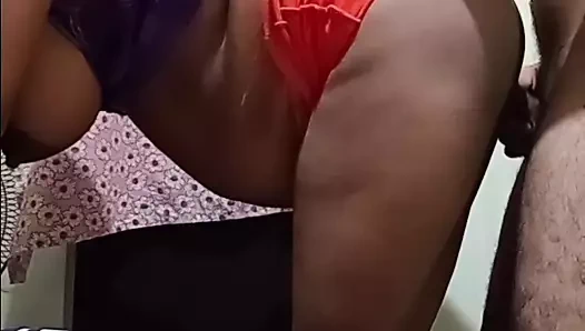 Büyük götlü kadını sert sikiyor