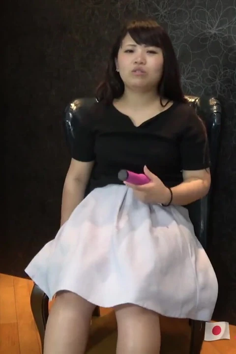 Tombul Japon orta yaşlı seksi kadın içine boşalana kadar oyuncakların ve yarağın tadını çıkarıyor