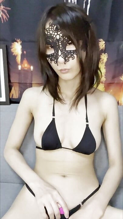 Mikro bikini, büyük horoz için hazır ol