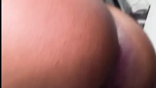 Sürtük hizmetçinin temizlik için yardıma ihtiyacı var