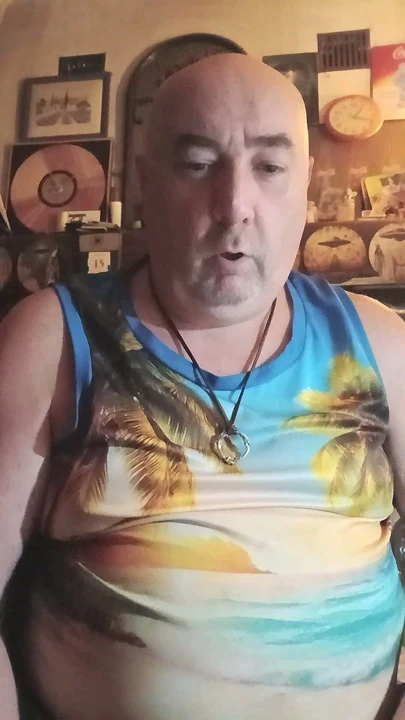 Bıyıklı koca domuz ve onun kokulu kocaman ayakları!