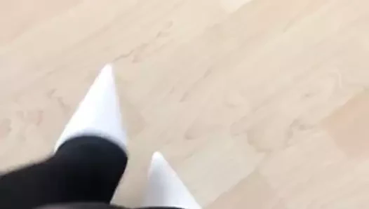 Beyaz topuklu ayakkabılar, pompalar, yüksek topuklu ayakkabılar, topuklu ayakkabılarla yürümek