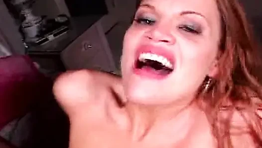 Porno yıldızı orta yaşlı seksi kadın yoğun çifte penetrasyonlu üçlü seks yapıyor