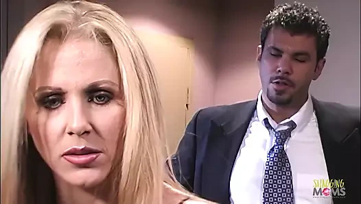 Tutkulu sarışın patronuyla sikişiyor ve kanepesinde seks yapıyor