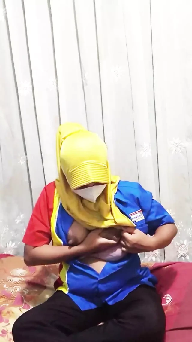 Сотрудница indomaret мастурбирует