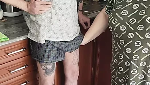 Şişman bir kadın tarafından mastürbasyon yaptıktan sonra sperm penisten güçlü bir şekilde akıyor