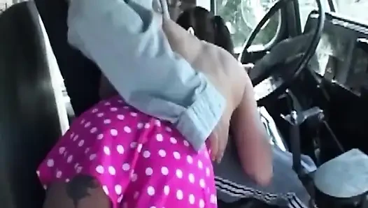 Olgun esmer vahşi yolculukta zonklayan yarakla genişliyor