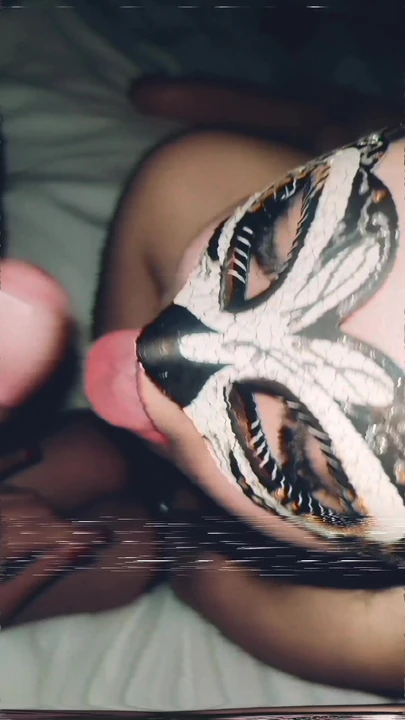 Сексуальная девушка обожает сосать хуй