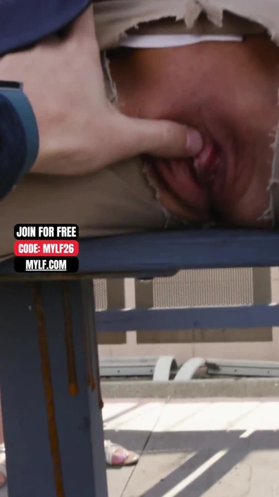 Doğal memeli ve kahverengi gözlü sarışın orta yaşlı seksi kadın