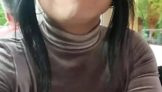 bu küçük hanımefendi dışarı çıkıyor