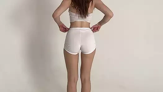 Güzel bir sarışının kısa şortlu esnetilmesi