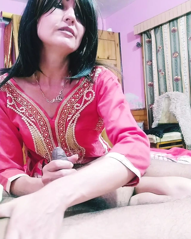 Yumuşak ellere sahip sürtük orta yaşlı seksi kadın büyük zenci yarağına iyi bakıyor