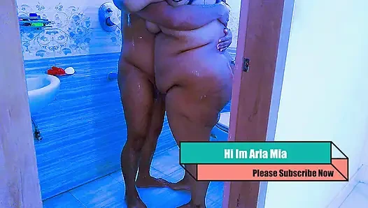 Suudi Arabistanlı ateşli teyze banyoda sikişiyor