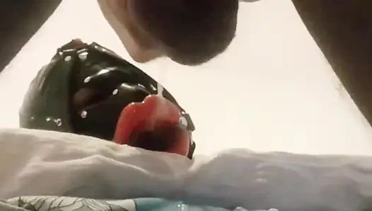 MILF yüzük gag, sahte dudakları ağızda ve yüz yüz halinde, sikiştirilmiş