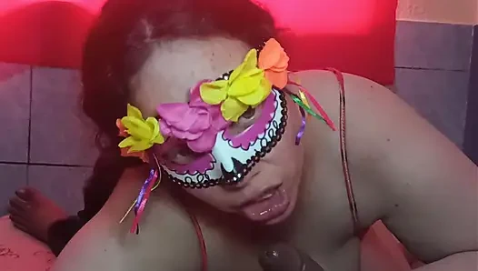 Büyük göğüslerine zengin bir boşalma ile lezzetli sabah saksosu