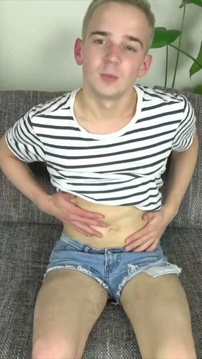 Tatlı Sarışın Çek Twink Büyük Taşaklarını Gösterip Sikini Elledi | Bölüm 1
