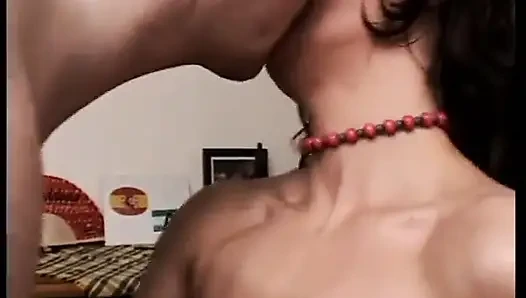 Yarak emen Alman hatun vücudunun her yerine sıcak döl alıyor