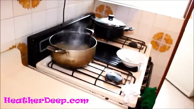 Heather derin korkmuş içinde mutfakta derin boğaz kremthroat verir