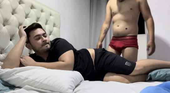 Üvey babam aniden odama geliyor ve kıçıma çok sert bir şekilde giriyor