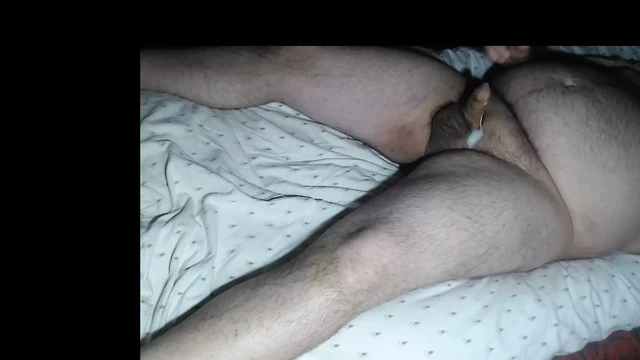 Лежа на кровати и кончаю