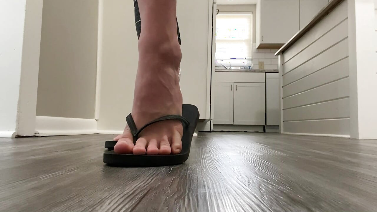Flip Flop modelliği ve doğal ayak parmaklarını sallıyor