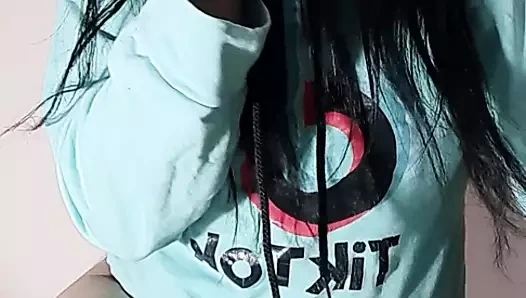 Güzellik bir oyuncağı emiyor