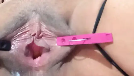 Ping pong topuyla oynuyor