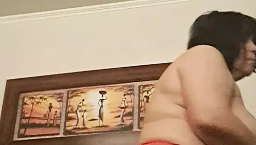 Sürtük orta yaşlı seksi kadın büyük kırmızı külotları seviyor