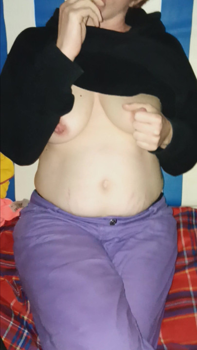 Sahilde seks, ateşli orta yaşlı seksi kadın bana göğüslerini gösteriyor