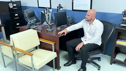 Michelle Anderson onu büyük bir yüze boşalmaya kadar masamın üzerinde sikerken öğrenirken patron bu ofiste her zaman istediğini alıyor!