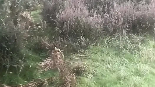 Kıyafetler arabada kaldı.  Arabadan bir saatlik çıplak yürüyüş ve ormanda yalınayak geri dönüş