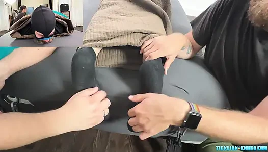 Binişi için ödeme olarak jays ayaklarını okşayarak ve tapıyor