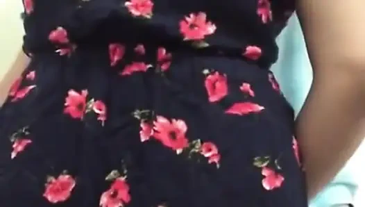 Bir kuryeyi banyomu kullanmasına izin vererek baştan çıkarıyorum